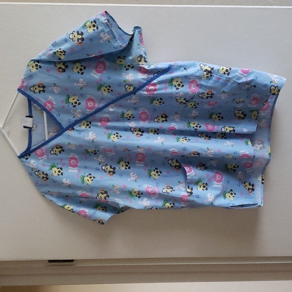 Cute scrub top - Picture 1 of 4